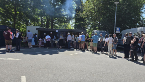 Besucher stehen am Bratwurststand