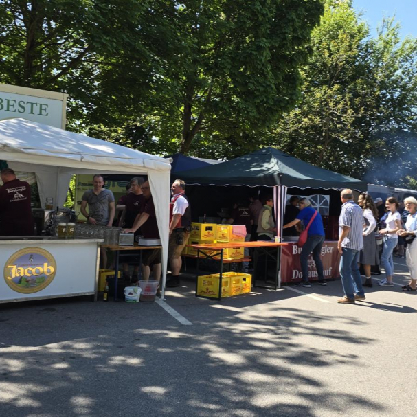 Besucher stehen am Käsestand