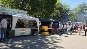 Besucher stehen am Käsestand