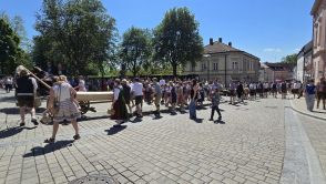 Kinder sitzen auf dem Maibaum