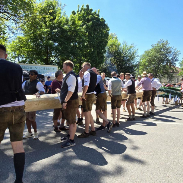 Maibaumaufsteller auf der linken Seite