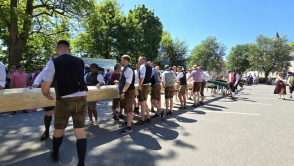 Maibaumaufsteller auf der linken Seite