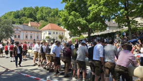 Maibaumaufsteller auf der rechten Seite