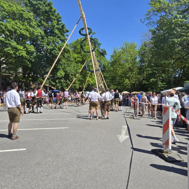 Maibaumaufsteller warten auf das Kommando