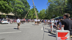 Maibaumaufsteller warten auf das Kommando