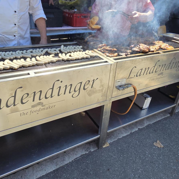 Bratwürste und Steak auf dem Grill