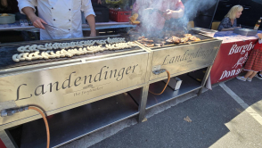 Bratwürste und Steak auf dem Grill