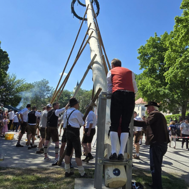 Kontrolle ob Maibaum gerade hochgeschoben wird