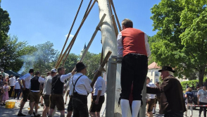 Kontrolle ob Maibaum gerade hochgeschoben wird