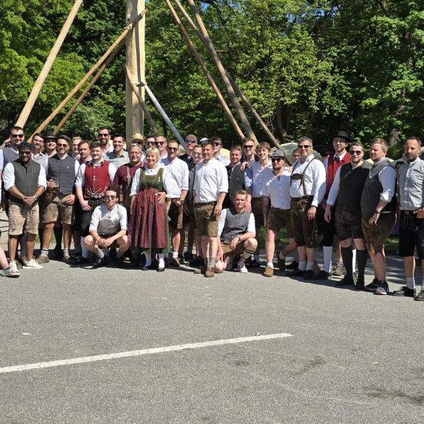 Gruppenfoto mit alle Maibaumaufsteller vor dem aufgestellten Maibaum