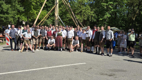 Gruppenfoto mit alle Maibaumaufsteller vor dem aufgestellten Maibaum