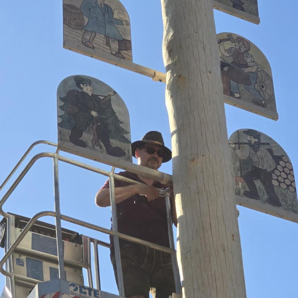 Maibaumtaferl werden am Maibaum montiert