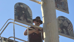 Maibaumtaferl werden am Maibaum montiert