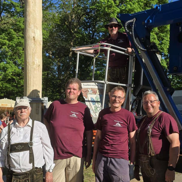 Gruppenfoto vor dem Maibaum