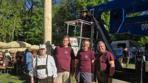 Gruppenfoto vor dem Maibaum