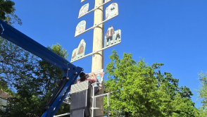 Maibaumtaferl werden am Maibaum montiert
