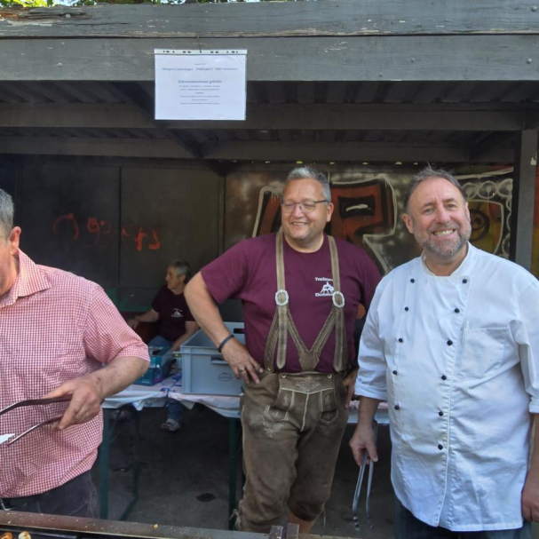 Griller vor dem Grill