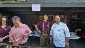 Griller vor dem Grill