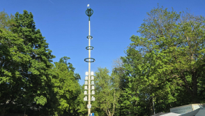 Neu aufgestellter Maibaum 2025 mit Taferln
