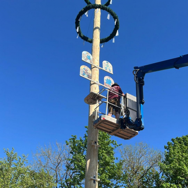 Maibaumtaferl werden am Maibaum montiert