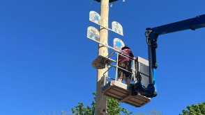 Maibaumtaferl werden am Maibaum montiert