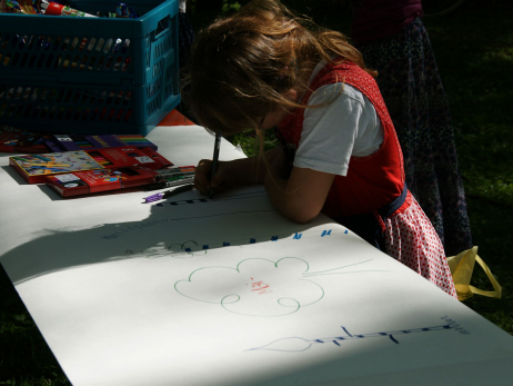Kinder malen am 1. Mai Maibäume 2012