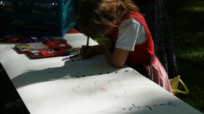 Kinder malen am 1. Mai Maibäume 2012