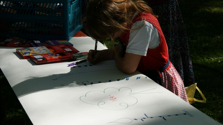 Kinder malen am 1. Mai Maibäume 2012