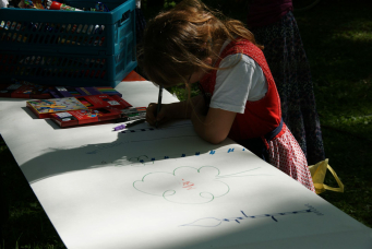 Kinder malen am 1. Mai Maibäume 2012