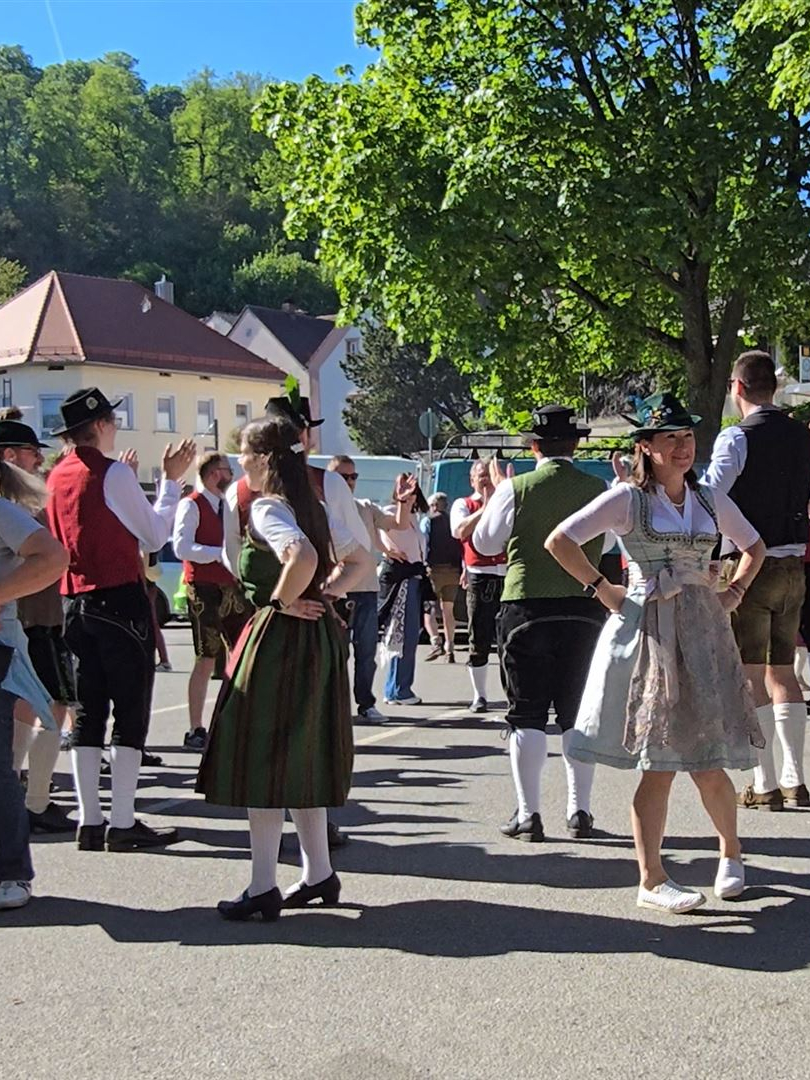 Die Tanzgruppe tanzt mit Besuchern des Maifest 2026 die Sternpolka