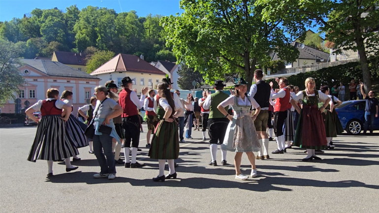 Die Tanzgruppe tanzt mit Besuchern des Maifest 2026 die Sternpolka