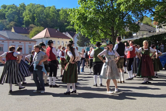 Die Tanzgruppe tanzt mit Besuchern des Maifest 2026 die Sternpolka