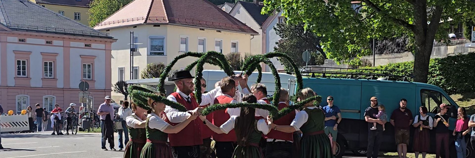 Tanzgruppe tanzt den Kronentanz auf dem Maifest 2026