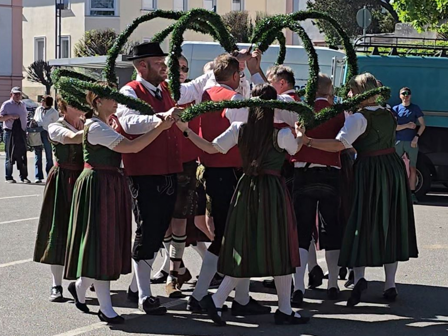 Tanzgruppe tanzt den Kronentanz auf dem Maifest 2026