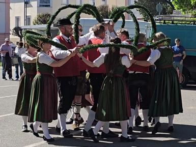 Tanzgruppe tanzt den Kronentanz auf dem Maifest 2026