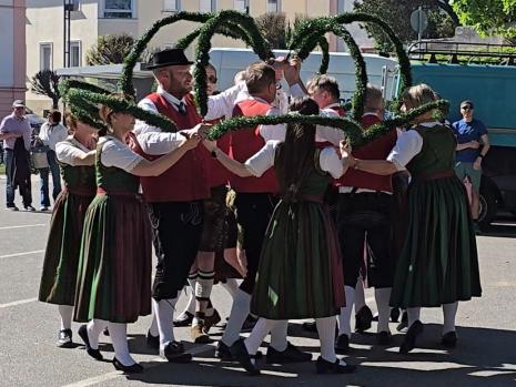 Tanzgruppe tanzt den Kronentanz auf dem Maifest 2026