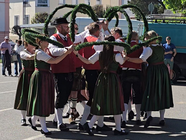 Tanzgruppe tanzt den Kronentanz auf dem Maifest 2026