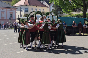 Tanzgruppe tanzt den Kronentanz auf dem Maifest 2026