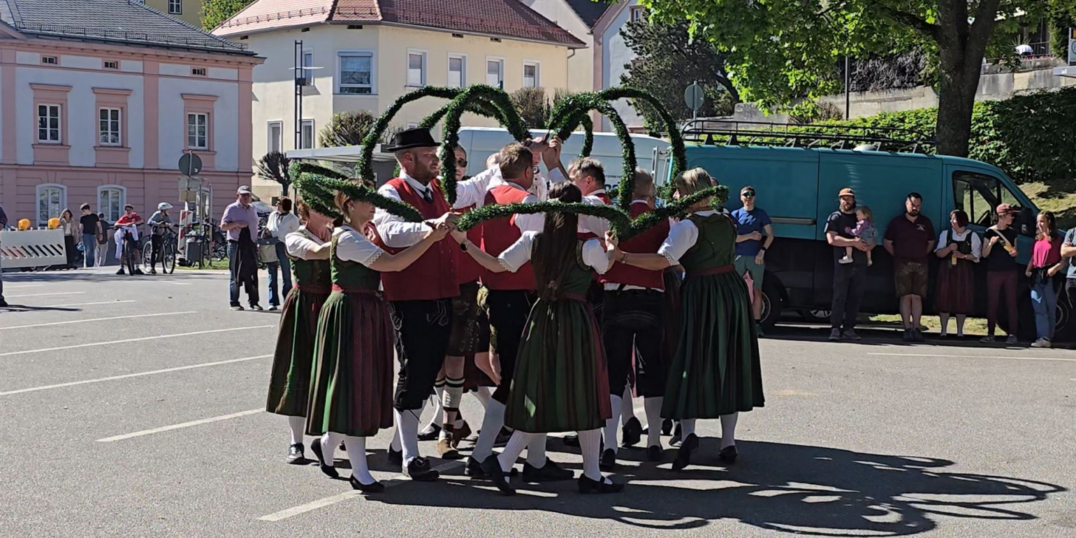 Tanzgruppe tanzt den Kronentanz auf dem Maifest 2026