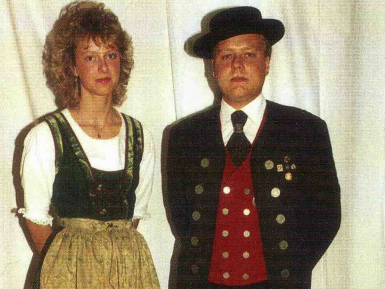 Die Schürze vom Dirndl noch in gemustertes bräunliches Grün