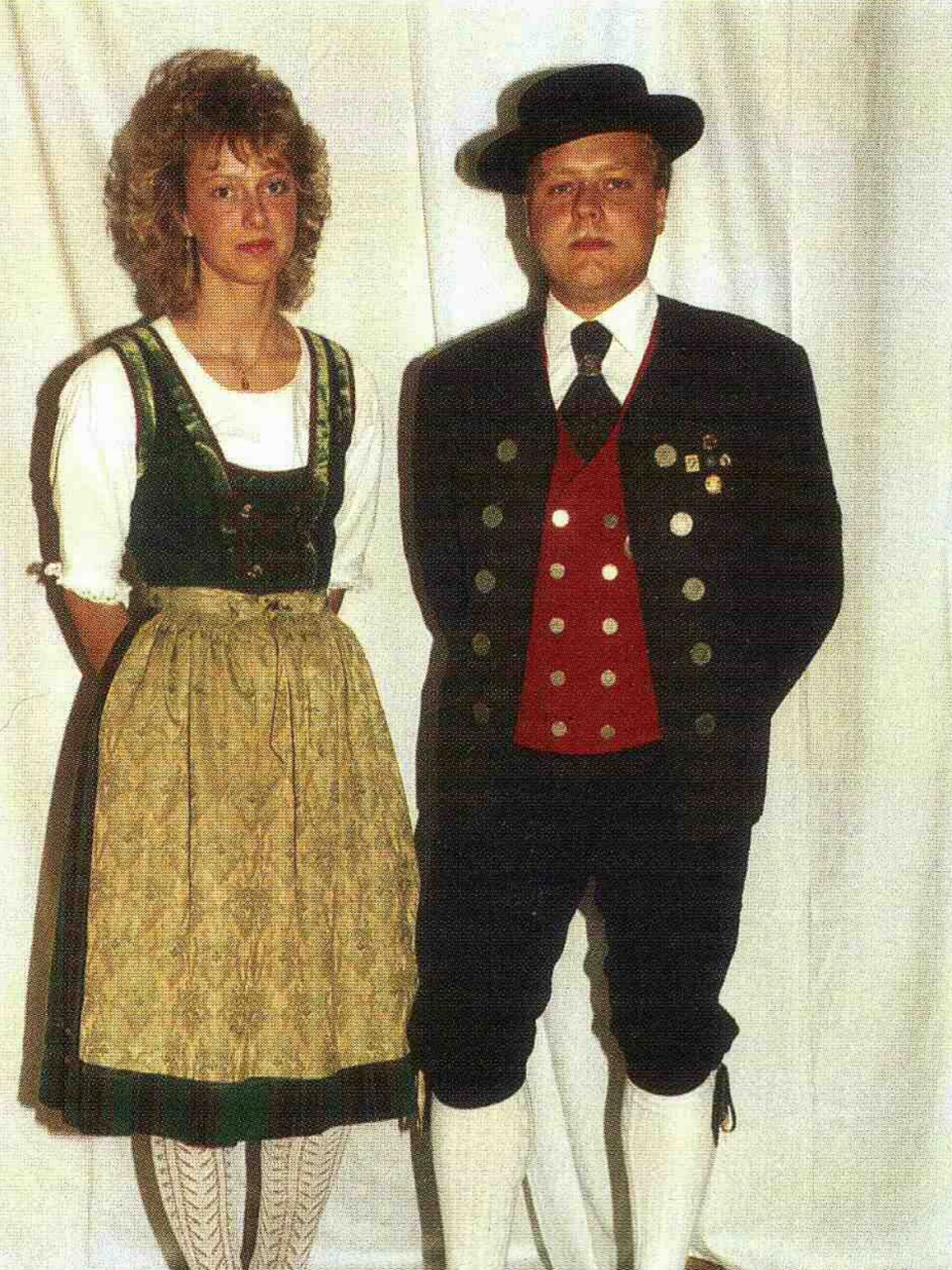 Die Schürze vom Dirndl noch in gemustertes bräunliches Grün