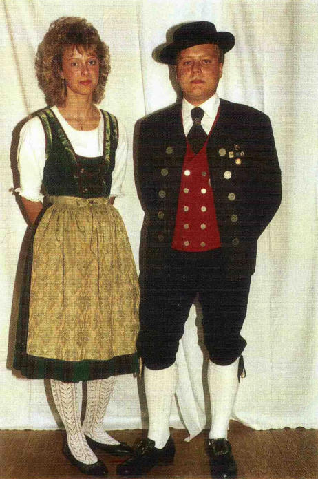 Die Schürze vom Dirndl noch in gemustertes bräunliches Grün